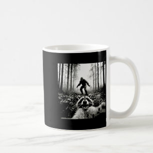 Lustiges Waschbär-Selfie mit Sasquatch Bigfoot Kaffeetasse