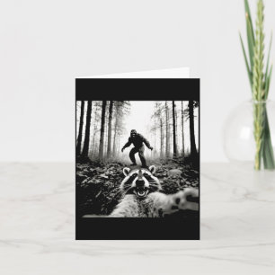 Lustiges Waschbär-Selfie mit Sasquatch Bigfoot Karte