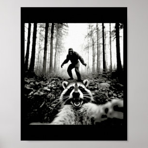 Lustiges Waschbär-Selfie mit Sasquatch Bigfoot  Poster