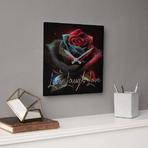 Luxe Dark Rose Art mit „Live Laugh Love“-Schriftzu Quadratische Wanduhr