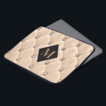 luxuriös getuftes Goldmonogramm Laptopschutzhülle<br><div class="desc">Unsere "luxuriös getuftete" Kollektion besticht durch wunderschöne Rose mit goldgelben und goldgearbeiteten Hintergründen mit Rhinestones. In der Mitte befindet sich ein Platzhalter für die Rautenform für Monogramm und Geschäftsinformationen in verschiedenen Farben. Karo in unserem Shop für weitere ergänzende Artikel aus dieser Kollektion.</div>