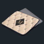 luxuriös getuftes Goldmonogramm Laptopschutzhülle<br><div class="desc">Unsere "luxuriös getuftete" Kollektion besticht durch wunderschöne Rose mit goldgelben und goldgearbeiteten Hintergründen mit Rhinestones. In der Mitte befindet sich ein Platzhalter für die Rautenform für Monogramm und Geschäftsinformationen in verschiedenen Farben. Karo in unserem Shop für weitere ergänzende Artikel aus dieser Kollektion.</div>