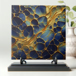 Luxuriöse Deep Navy Blue Gold Abstrakt Bio Fliese<br><div class="desc">Diese bezaubernde dekorative Keramik-Kachel besticht durch ein abstraktes Design, das an Bio Zellstrukturen oder komplexe Muster in der Natur erinnert. Die ineinander greifenden Formen ähneln Querschnitten von Pflanze- oder Wabenzellen, wobei sie von der Blues der Tiefsee in goldene Farbtöne übergehen. Die goldenen Konturen fügen eine luxuriöse Touch vor dem dunklen...</div>