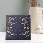 Luxuriöse Elegante Barock Fliese<br><div class="desc">Diese Keramik Kachel, die ein Gefühl von Eleganz und Eleganz ausstrahlt. Die Grundfarbe der Kachel ist tiefblau und bietet eine reiche Kulisse für die aufwändigen Designs, die auf ihr prägen. Diese Designs, die in luxuriösen Goldtönen dargestellt werden, bestehen aus anmutigen Kurven und Wirbel, die ein symmetrisches Muster bilden. Vier hervorstechende...</div>