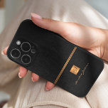 Luxuriöse elegante Gold Glitzer schwarz mit Monogr Case-Mate iPhone Hülle<br><div class="desc">Exklusiv aussehendes Büro oder persönliches mit Monogramm Telefongehäuse mit einem Imitat Kupfer Metal Gold Glitzer Quadrat mit Ihren Monogramm Namen Initialen und einem glitzernden Streifen über einem stilvollen schwarzen Imitat Leder Hintergrund. Geeignet für kleine Unternehmen, Firmenfachleute oder selbstständige Geschäftsleute, Stylist- und Markenfachleute, Makeup-Künstler oder Schönheitssalons, Boutique- oder Ladenmanager. Bitte beachten...</div>