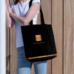 Luxuriöse elegante Gold moderne schwarz mit Monogr Tasche<br><div class="desc">Exklusiv aussehendes Büro oder eine persönliche mit Monogramm Tasche mit einem Imitat Kupfer Metal Gold Glitzer Quadrat mit Ihren Monogramm Namen Initialen und einem glitzernden Streifen über einem stilvollen schwarzen Imitat Leder-Look Hintergrund. Geeignet für kleine Unternehmen, Firmenfachleute oder selbstständige Geschäftsleute, Stylist- und Markenfachleute, Makeup-Künstler oder Schönheitssalons, Boutique- oder Ladenmanager. Bitte...</div>