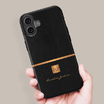Luxuriöse elegante goldfarbene Monogramm-Bezeichnu iPhone 16 Hülle<br><div class="desc">Exklusiv aussehendes Büro oder persönliches mit Monogramm Telefongehäuse mit einem Imitat Kupfer Metal Gold Glitzer Quadrat mit Ihren Monogramm Namen Initialen und einem glitzernden Streifen über einem stilvollen schwarzen Imitat Leder Hintergrund. Geeignet für kleine Unternehmen, Firmenfachleute oder selbstständige Geschäftsleute, Stylist- und Markenfachleute, Makeup-Künstler oder Schönheitssalons, Boutique- oder Ladenmanager. Bitte beachten...</div>