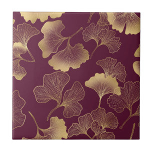 Luxuriöse goldene Ginkgoblätter auf tiefem Burgund Fliese