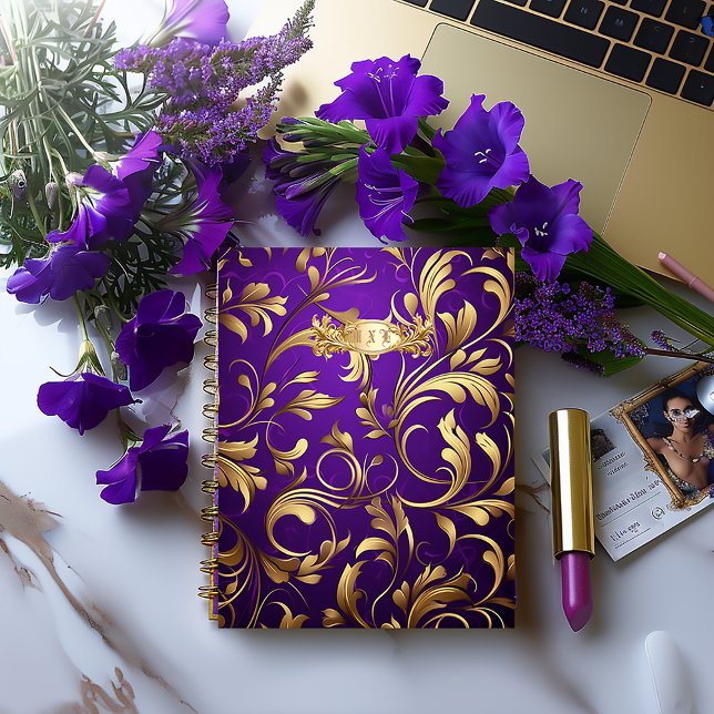 Luxuriöse Lila- und GoldDamaskus-Mit Monogramm Notizbuch (Chic Bold Monogrammed Royal Purple and Gold Damask Notebook / Planner -Glossy Soft Cover or Matte Ha)