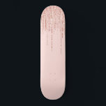 Luxuriöse Pink Rose Gold Funkelnd Glitzer Fringe Skateboard<br><div class="desc">Dieses glamouröse und luxuriöse Print ist das perfekte Design für die stilvolle und trendige Frau. Es ist mit einem Imitat funkelnd Rose Gold Glitzer Randvorhang mit Imitaten Glitzer Typografie auf einem einfachen rot rosa Hintergrund. Es ist ein elegantes, elegantes, trendiges und modernes Bing-Design mit einem Hollywood-Ambiente! ***WICHTIGE HINWEIS FÜR DESIGN:...</div>