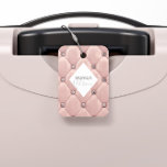 Luxuriöse Rose Gold Tufted Monogram Gepäckanhänger<br><div class="desc">Unsere "luxuriös getuftete" Kollektion besticht durch wunderschöne Rose mit goldgelben und goldgearbeiteten Hintergründen mit Rhinestones. In der Mitte befindet sich ein Platzhalter für die Rautenform für Monogramm und Geschäftsinformationen in verschiedenen Farben. Karo in unserem Shop für weitere ergänzende Artikel aus dieser Kollektion.</div>