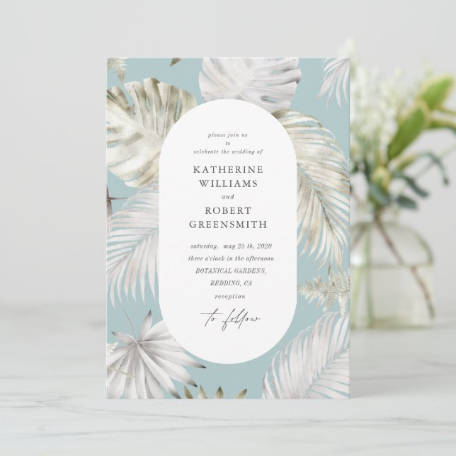 Luxuriöse Tropical Foliage Blue Wedding Einladung (Stehend Vorderseite)