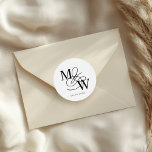Luxuriöse Typografie Wedding Monogram Runder Aufkleber<br><div class="desc">Unsere "Luxuriöse Typografie"-Kollektion bietet ein wunderschönes, individuelles Kalligrafieschrift mit reichlich Wirbel in Imitat-Folie verschiedener Farben und passender doppelter Folienabdeckung. Das ganze Skript für die Anpassung ist in elegantem Serif-Schriftart. Sie können wählen, ob Sie für Ihr komplettes Set Folienfarben mit Imitaten mischen und abgleichen möchten. Wählen Sie zwischen so vielen Hochzeitsartikeln...</div>