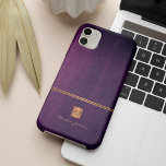 Luxuriöser eleganter Glitzer lila mit Monogramm Case-Mate iPhone Hülle<br><div class="desc">Exklusiv aussehende Büros oder mit Monogramm Telefonzelle mit einem vergoldeten Kupferquadrat aus Kupfermetall mit Ihren Monogramm-Namensinitialen und einem glitzernden Streifen über einem lila indigo Imitat Lederhintergrund. Geeignet für kleine Unternehmen, Firmenfachleute oder selbstständige Geschäftsleute, Stylist- und Markenfachleute, Makeup-Künstler oder Schönheitssalons, Boutique- oder Ladenmanager. Bitte beachten Sie, dass die Ledertextur und die...</div>