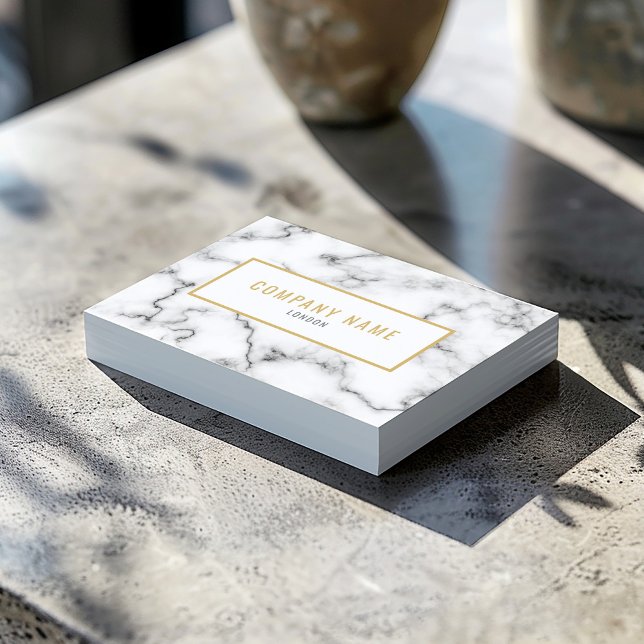 Luxuriöser Marmoreffekt Gold und Weiß Visitenkarte (White marble business card with gold name, minimalist black details, and gold frame.)