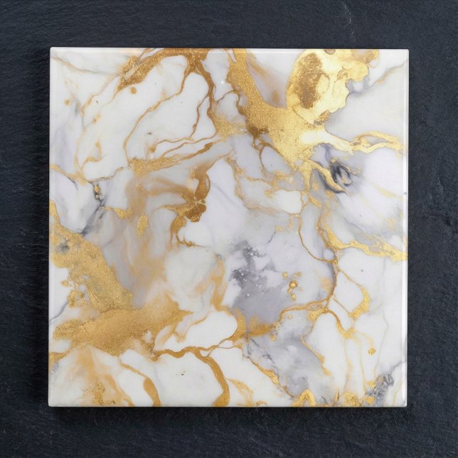 Luxuriöser Marmoreffekt in Weiß und Gold Fliese (Luxury style white and gold marble effect ceramic tile.)