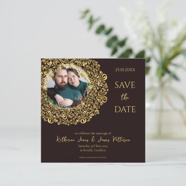 Luxuriöses Schwarz-Gold-Design mit Foto Save The Date (Stehend Vorderseite)