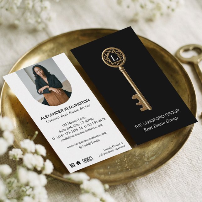 Luxury Black Gold Monogram Key Real Estate Agent Visitenkarte (Luxury Black Gold Monogram Key Real Estate Agent Business Card)