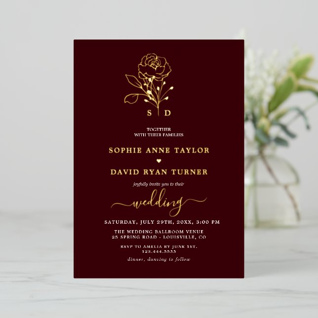 Luxury Gold Floral Deep Burgundy Monogram Wedding Folieneinladung (Stehend vorne)