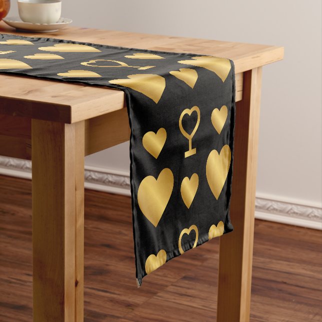 Luxury Gold Foil Hearts on Black  Kurzer Tischläufer (Beispiel)