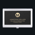 Luxus Black Leather Gold Monogram Visitenkarten Dose<br><div class="desc">Mit diesem stilvollen und praktischen Visitenkartengehäuse verleihen Sie Ihrem beruflichen Look. Mit einem gebürsteten Monogramm-Medaillon mit Ihrem Namen und Titel in klassischer Blocktypografie, ist dieser Fall eine großartige Möglichkeit, Ihre Visitenkarten organisiert und geschützt behalten. Der schwarze Lederhintergrund verleiht der Touch Raffinesse, während das goldene Original-Logo eine subtile Touch Luxus verleiht....</div>
