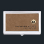 Luxus Brown Sede Gold Monogram Visitenkarten Dose<br><div class="desc">Einfaches modernes Design mit luxuriösem,  gebürstetem Metallic-Monogramm-Medaillon mit personalisiertem Namen und Titel oder Sondertext unten in klassischer Blocktypografie auf braunem Velourledertexturhintergrund. Personalisieren Sie Ihre individuelle Verwendung.</div>