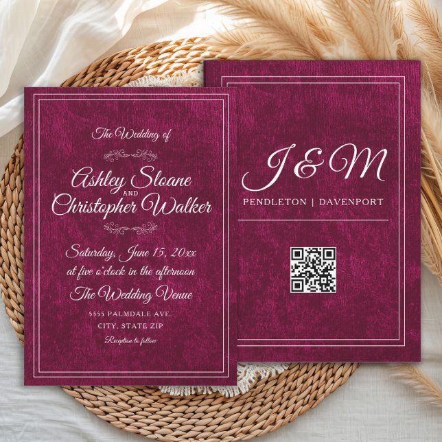Luxus-Burgunderrot-Samtweiß-Monogramm-QR-Code Einladung (Velvet burgundy script forward wedding invitation)