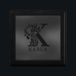 Luxus Monogram K auf Dunkelgrau Erinnerungskiste<br><div class="desc">Monochromatisches Design mit dem luxuriösen Buchstaben K - schwarz auf dunkelgrauem Hintergrund. Alle Briefe sind auf Anfrage erhältlich.</div>