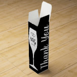 Luxus Monogramm Hochzeitsfeier Gefallen Geschenkbo Weinbox<br><div class="desc">Luxuriöse monogramm Hochzeitsfeier zu Gunsten Geschenkgutscheine Wein. Luxuriöses Template-Design mit stilvoller Pinsel-Schrift-Typografie und doppeltem Herzlogo auf Champagner Glasflöte. Kleine Weinkiste für Freunde, Familie, Gäste, Brautmädchen, Trauzeugen, Saunen, Trauzeugin, Trauzeuge, Brautmutter, Eltern, etc. Schwarzer oder benutzerdefinierter Farbhintergrund Fügen Sie Ihre eigene Danksagung und personalisierte Notiz oder Name. Ändern Sie die Menge, um...</div>