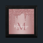 Luxus Rose Gold Sparkle Glitzer Tropfen Monogramm Erinnerungskiste<br><div class="desc">Girly Rose Gold Sparkle Glitzer Tropfen Monogram Geschenkboxen mit modischen Imitats rot Rosa/Rose Gold Glitzer Tropfen auf einem schicken Hintergrund mit Ihrem eigenen Monogramm und Namen. Bitte kontaktieren Sie uns unter cedarandstring@gmail.com ,  wenn Sie Hilfe beim Design oder den passenden Produkten benötigen.</div>