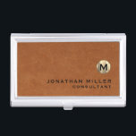 Luxus Sable Brown Leather Gold Monogram Visitenkarten Dose<br><div class="desc">Einfaches modernes Design mit luxuriösem,  gebürstetem Metallic-Monogramm-Medaillon mit personalisiertem Namen und Titel oder Sondertext unten in klassischer Blocktypografie auf einem braunen Ledertexturierten Hintergrund. Personalisieren Sie Ihre individuelle Verwendung.</div>