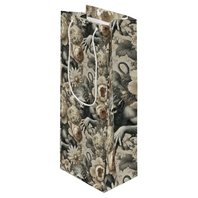 Lycanthropic Splendor - Gothic Werewolf Floral Geschenktüte Für Weinflaschen (Vorderseite Schrägansicht)