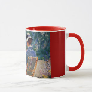 Lydia sitzt im Garten mit einer Hundekaffee-Tasse Tasse