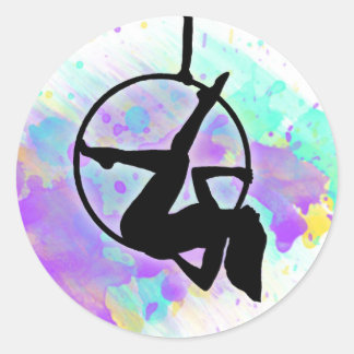 Lyra Hoop Aerialist Dancer posiert auf Aquarellon Runder Aufkleber