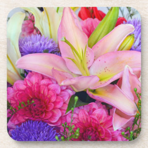 Lys roses et dessous de verre de fleurs de dahlia