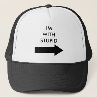 M AVEC LE CASQUETTE STUPIDE (DROIT)