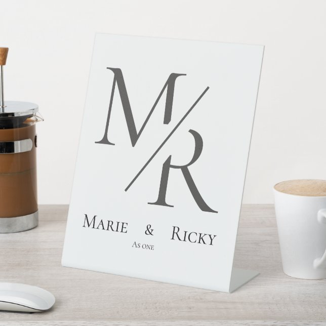 M & R | Unser Initialen-Monogramm  Sockelschild (In SItu)