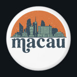 Macau China Vintag City Skyline Stadtbild Magnet<br><div class="desc">Vintages und retro City Design mit wunderschöner Skyline, touristischer Attraktion und Stadtbild. Cooler Wolkenkratzer und Gebäude Silhouette Illustrationen für Touristen und Reisende. Ideal als Souvenir, um Zuhause zu bringen, wenn Sie durch die Welt reisen. Rett die Erinnerung an deine Reise und Ferien mit Familie und Freunden. Die Hintergrundfarbe kann auf...</div>
