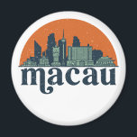 Macau China Vintag City Skyline Stadtbild Magnet<br><div class="desc">Vintages und retro City Design mit wunderschöner Skyline, touristischer Attraktion und Stadtbild. Cooler Wolkenkratzer und Gebäude Silhouette Illustrationen für Touristen und Reisende. Ideal als Souvenir, um Zuhause zu bringen, wenn Sie durch die Welt reisen. Rett die Erinnerung an deine Reise und Ferien mit Familie und Freunden. Die Hintergrundfarbe kann auf...</div>