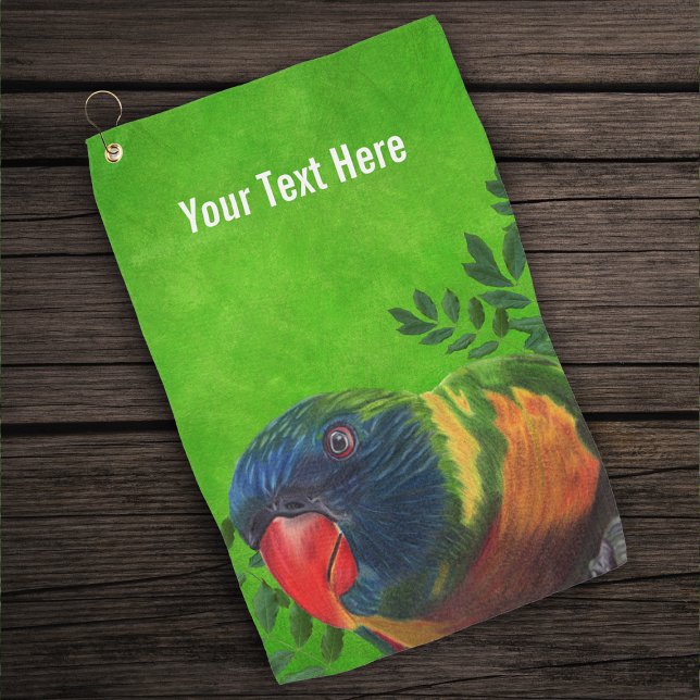 Macaw Parrot farbenfrohe Federn Pflanze Grün Golfhandtuch (Brightly coloured Macaw parrot blue, orange yellow green feathers leafy plants on green golf towel.)