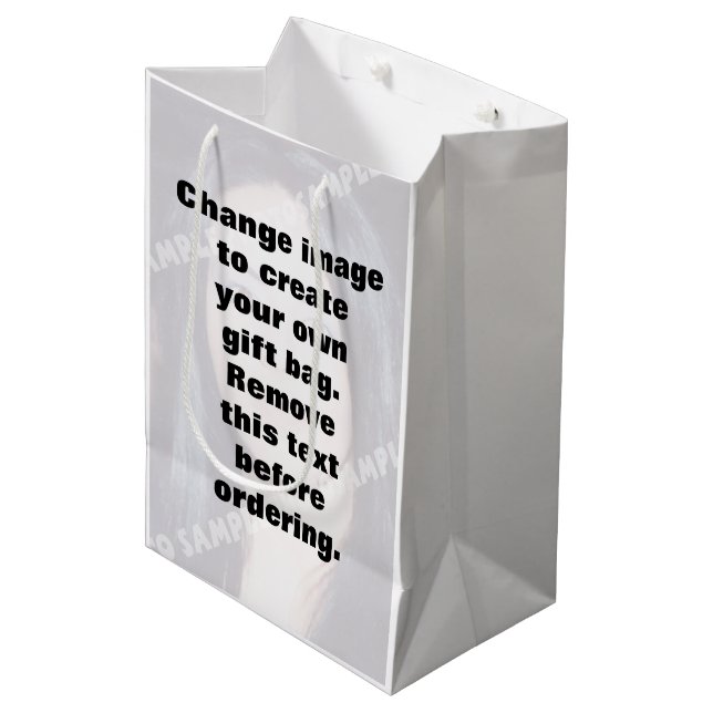 Machen Sie Ihr eigenes personalisiertes Foto Mittlere Geschenktüte (Vorderseite Schrägansicht)