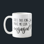 Macht mich dieser Ring Verlobt? Kaffeetasse<br><div class="desc">Dieser lustige Schlamm für eine verlobte Braut ist das perfekte Geschenk oder der perfekte Weg,  um Freunden und Familie mitzuteilen,  dass Sie verlobt sind!</div>