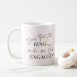 Macht mich dieser Ring Verlobt kalligrafisch ausse Kaffeetasse<br><div class="desc">Macht mich dieser Ring verlobt aussehen? Eine niedliche Tasse mit modernem luxuriösem Kalligraphiedesign mit einem Ring aus vergoldeter Verlobung auf einem rot-rosa Hintergrund. Ein niedliches Geschenk für die bald Braut.</div>