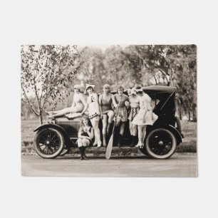 Mack Sennett Mädchen, die auf Vintagem Automobil Fußmatte