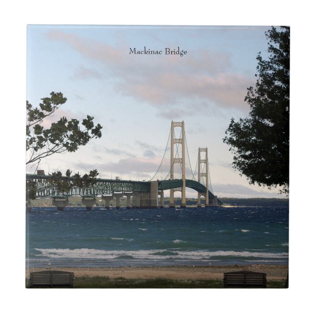 Mackinac-Brücke mit Baumkronen Fliese (Vorderseite)
