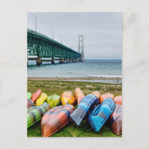 Mackinac-Brücke und Kanus Postkarte