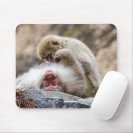 Macque Monkey, der das gute Leben genießt Mousepad