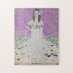 Mada Primavesi von Gustav Klimt<br><div class="desc">Berühmtes Mada Primavesi-Portrait von Gustav Klimt. Dieses Bild zeigt ein Mädchen in einem weißen Kleid mit Blume vor einem lila Hintergrund. Schöne Farben auf diesem Kunstwerk.</div>