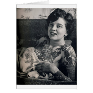 Madame tatouée étendue