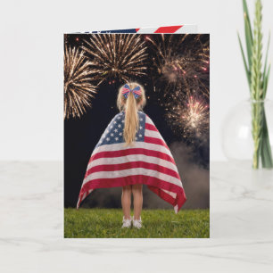 Mädchen am 4. Juli in der amerikanischen Flagge Karte